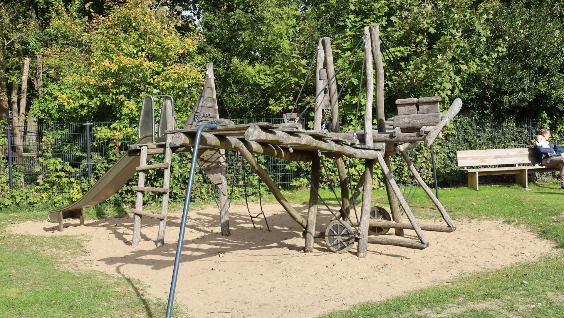 Kind speelt bij Burcht ter Cleeff